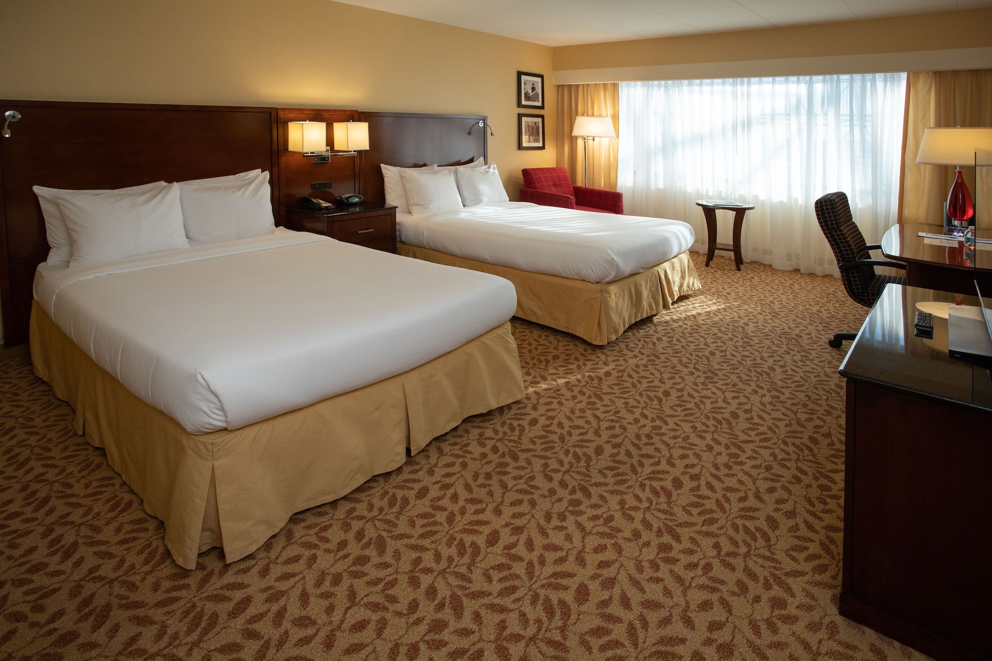 غرفة أساسية بسريرين مزدوجين