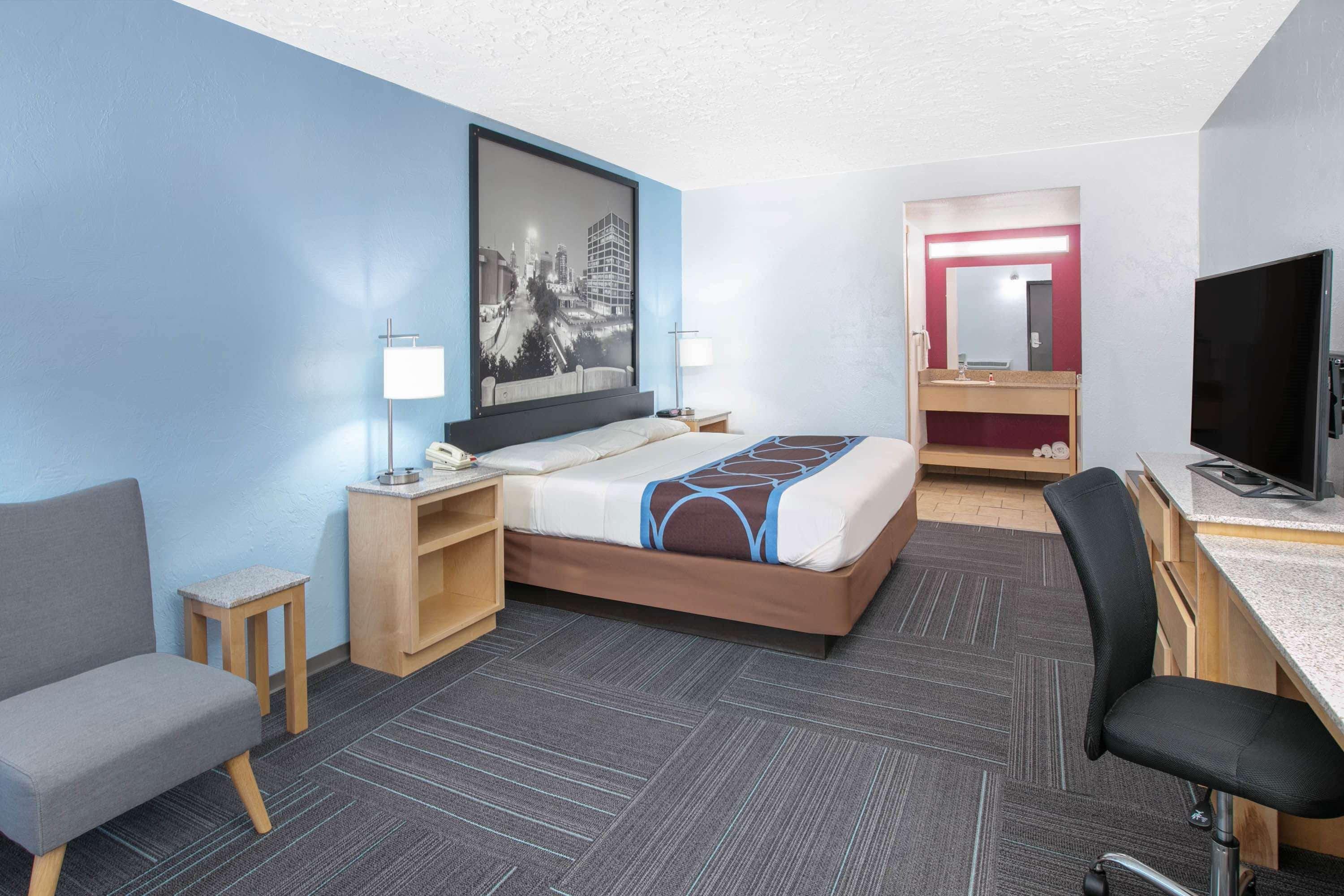 Super 8 By Wyndham City Of Moore 8/24
