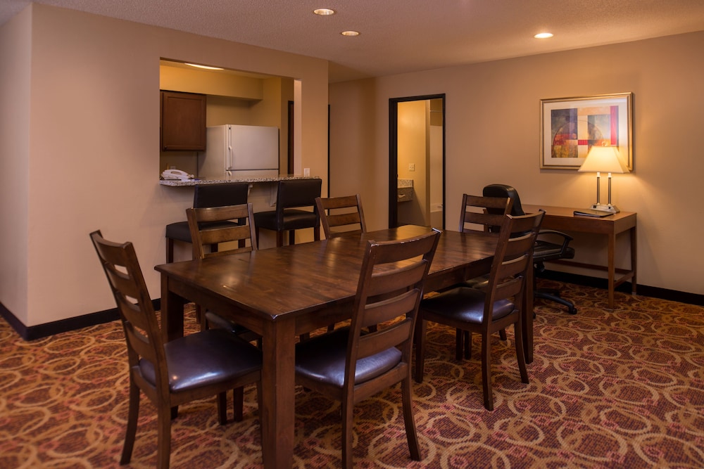 Best Western Ambassador Inn & Suites 18/21