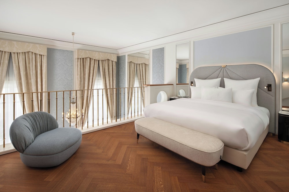 Royal, Gallery, Suite, King Bed, Garden View
