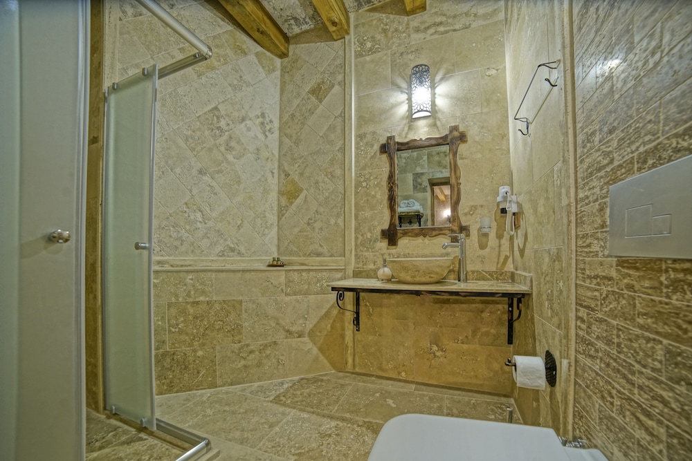 Risus Cave Suites 53/55