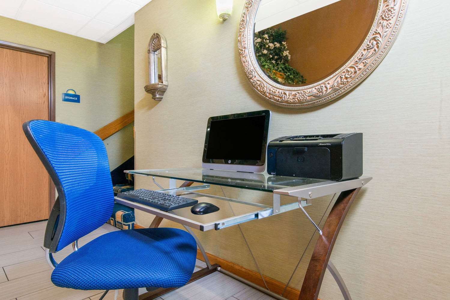 Days Inn & Suites By Wyndham Wichita 15/18