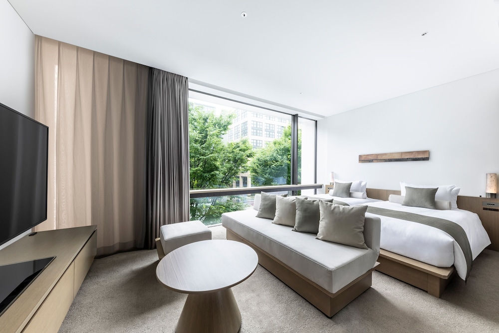 DELUXE, TWIN BEDS, LOUNGE ACCESS
