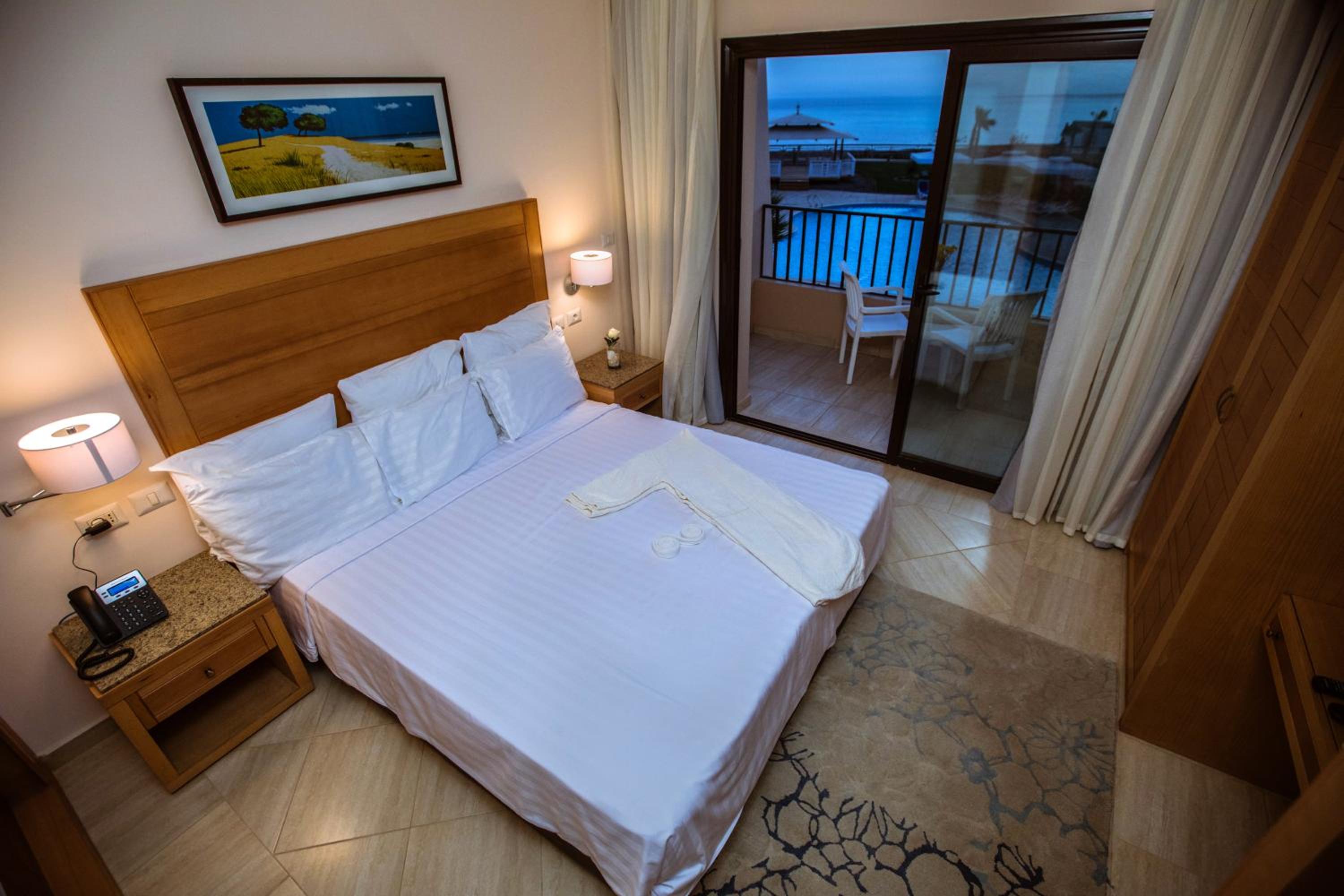 Deluxe, Double Bed, Lateral Side Sea View