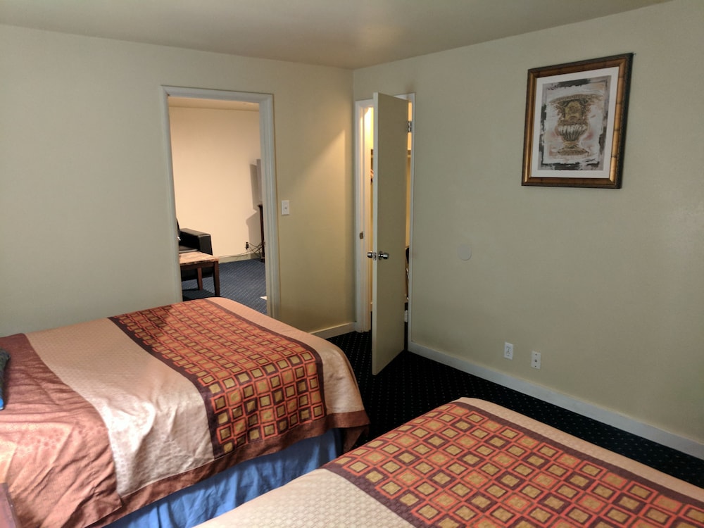La Hacienda Motel 16/65