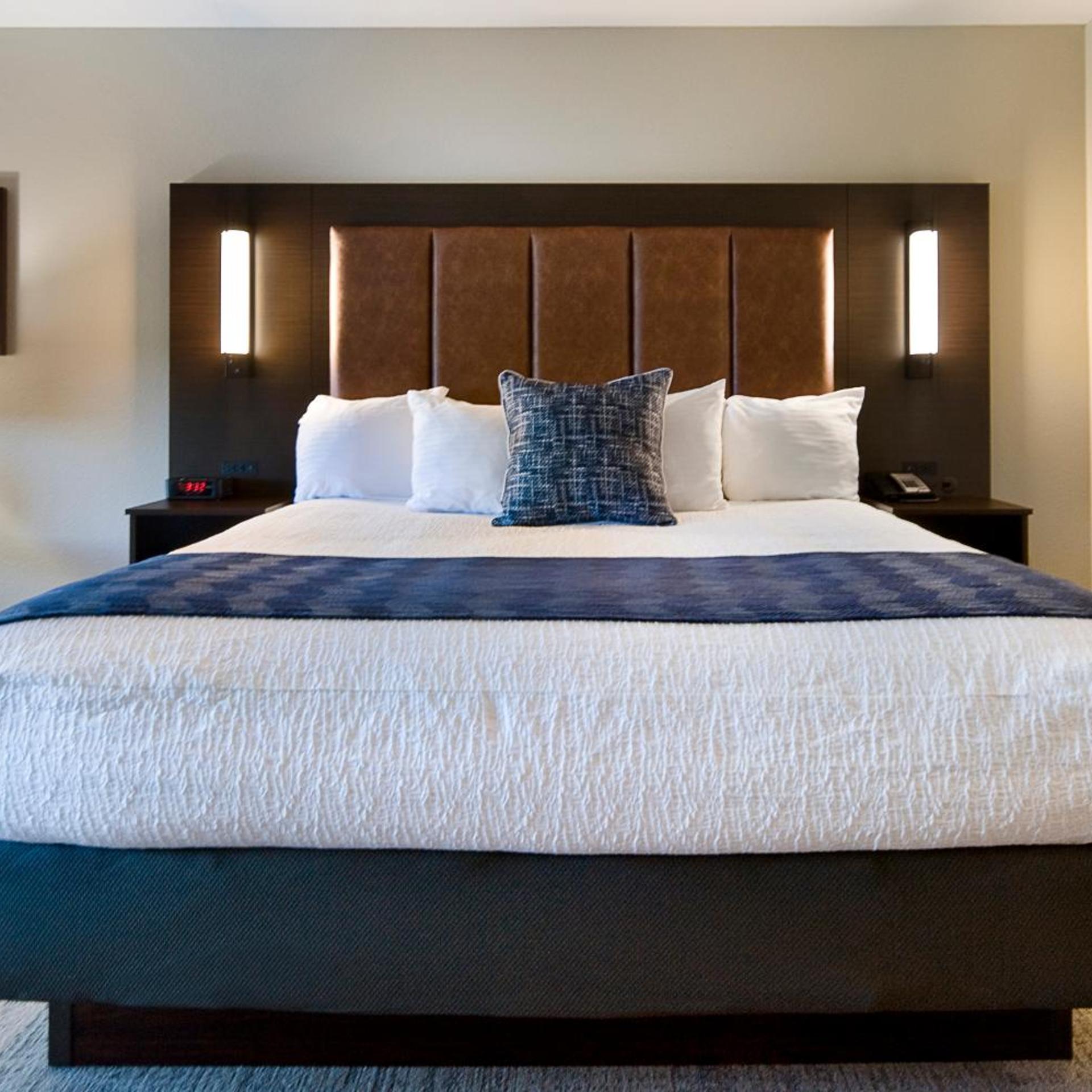 غرفة بسرير كينج لذوي الإعاقة، Clubhouse Hotel Suites Sioux Falls 2/4