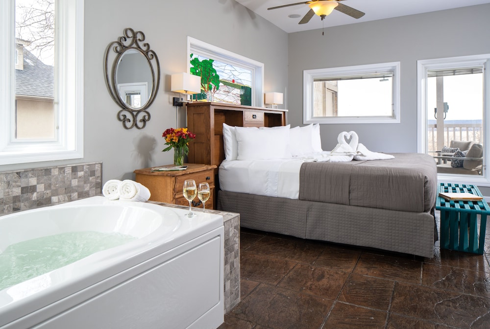 Cottage, Suite, King Bed, Patio