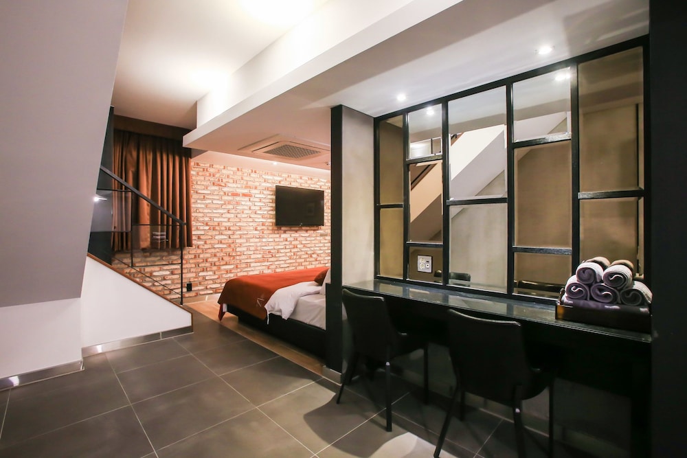 Hotel 2.4 30/50