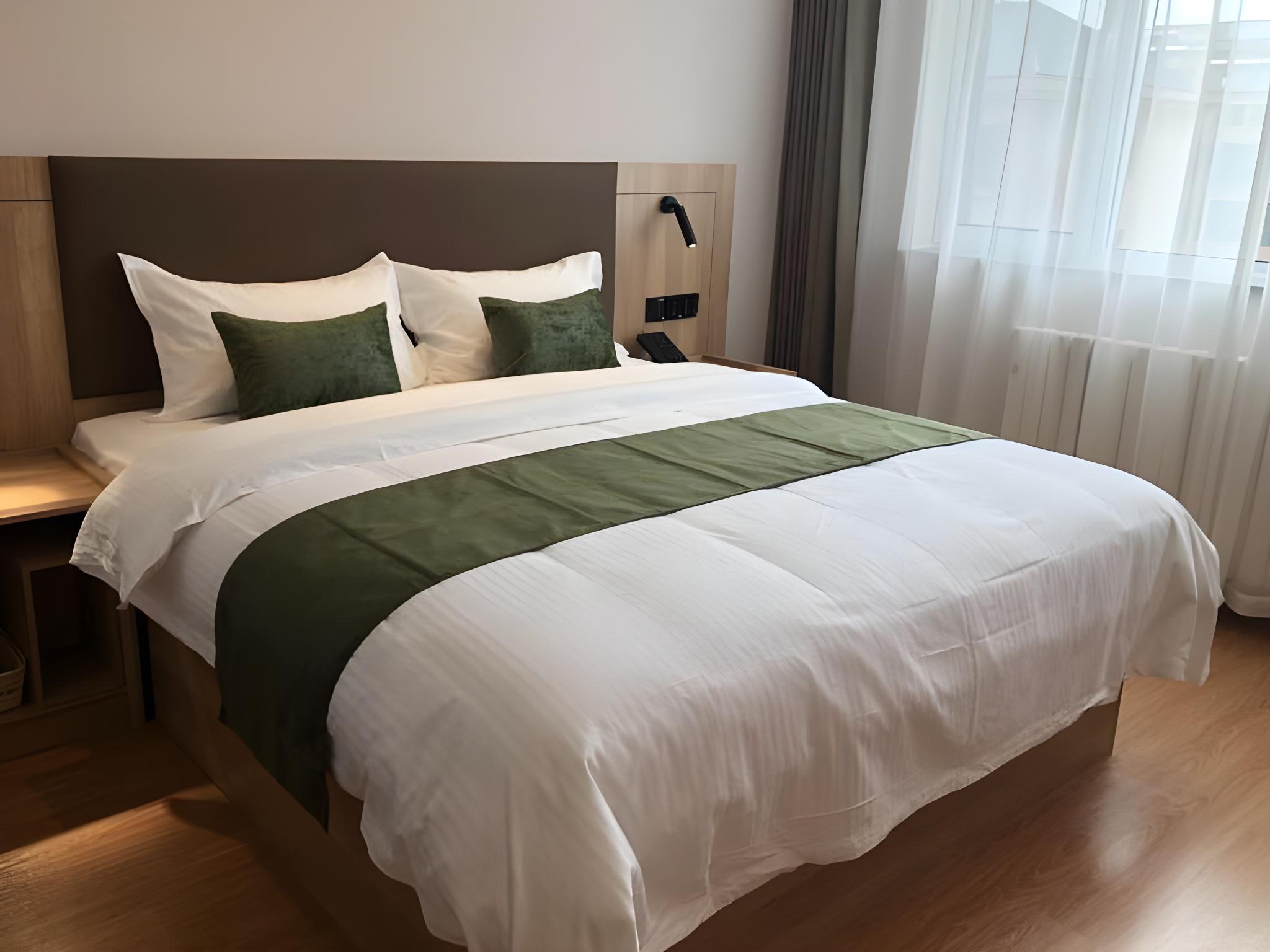 SUPERIOR, QUEEN BED