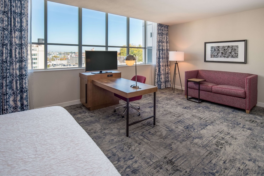 Hampton Inn and Suites by Hilton Portland-Pearl District 32/48