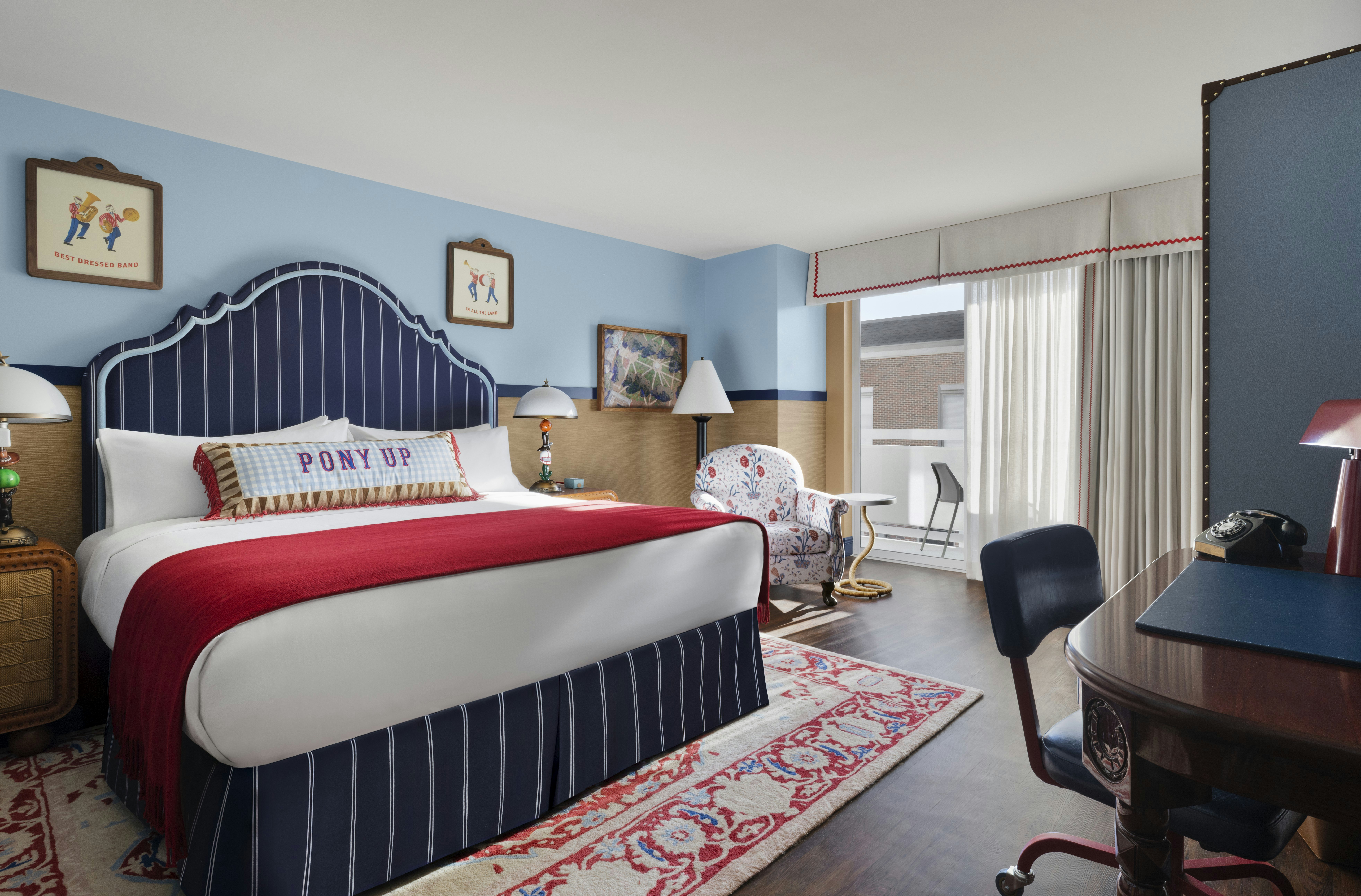 Graduate, King Bed, Balcony، Graduate by Hilton Dallas 2/3