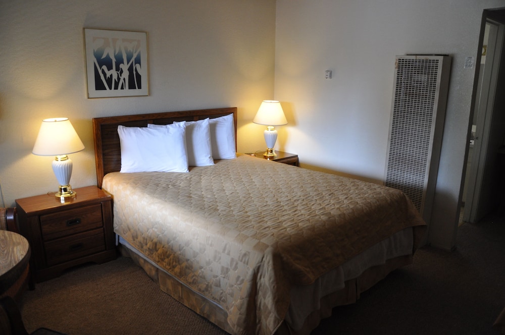 Cedar Inn & Suites 23/64