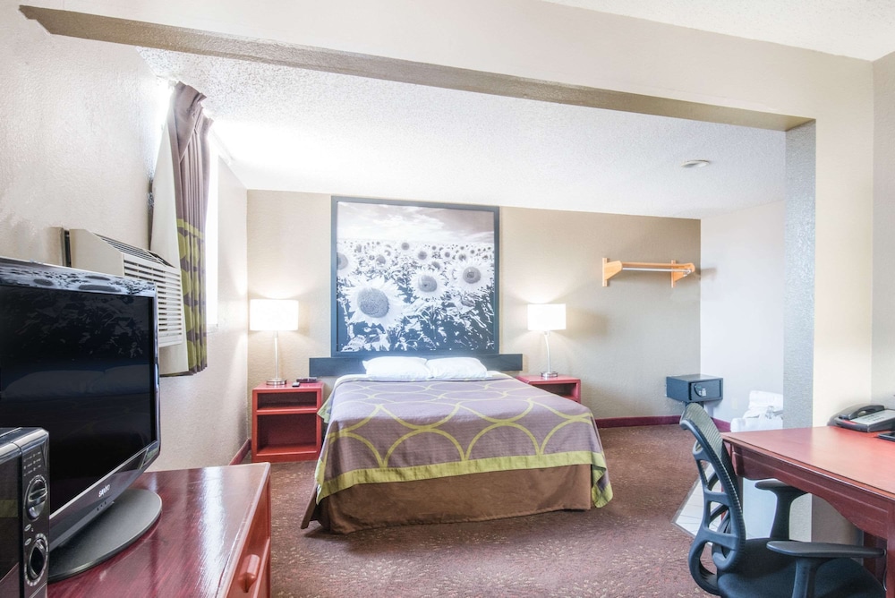 Efficiency, Queen Bed