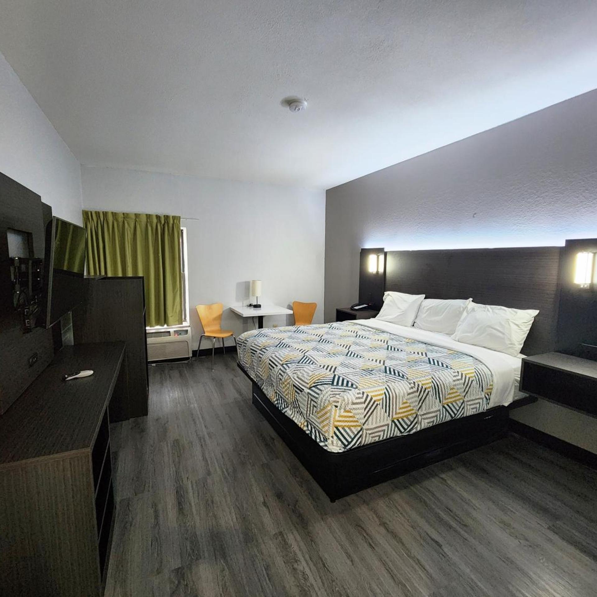 1 King Bed - Mobil Access Tub Nsmk Micfridg