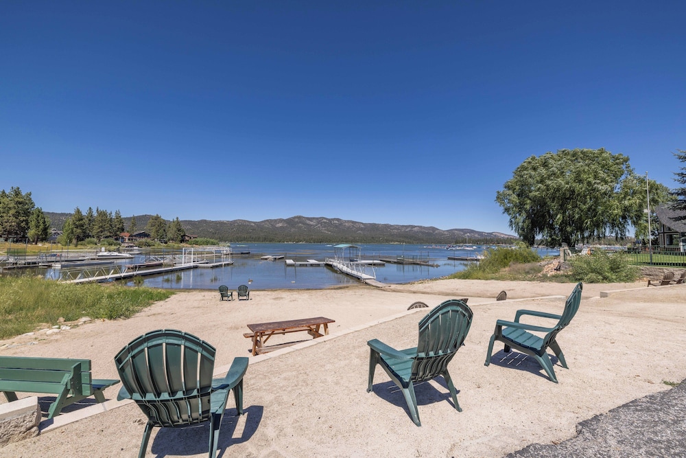 Big Bear Lakefront Lodge 48/50