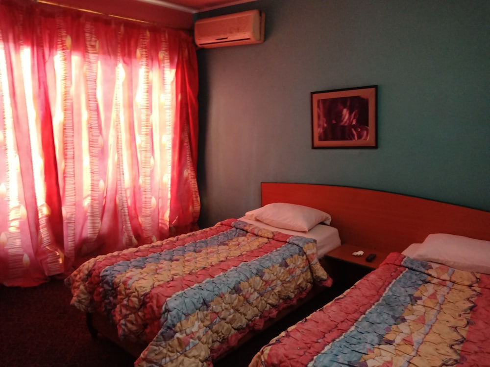 ROOM, DOUBLE BED, SHARED BATHROOM