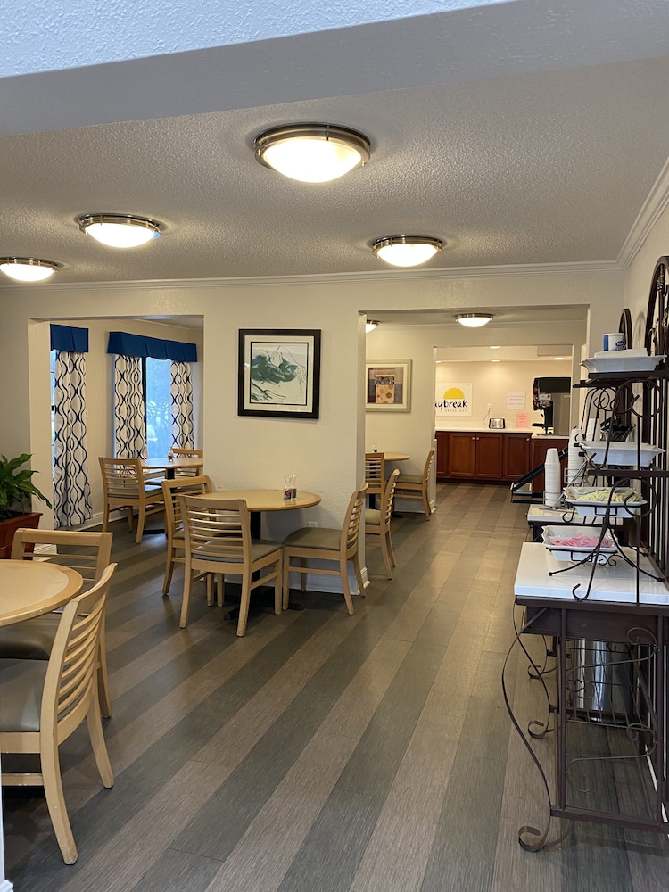 Days Inn & Suites by Wyndham Mobile 32/38