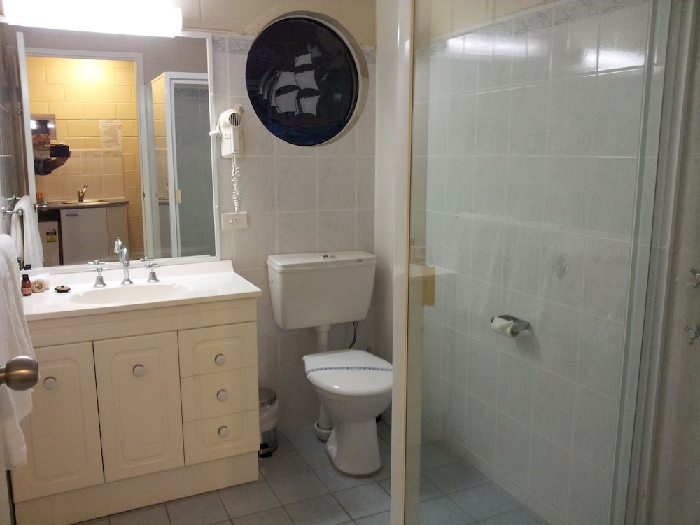 ADMIRAL NELSON MOTOR INN 27/52