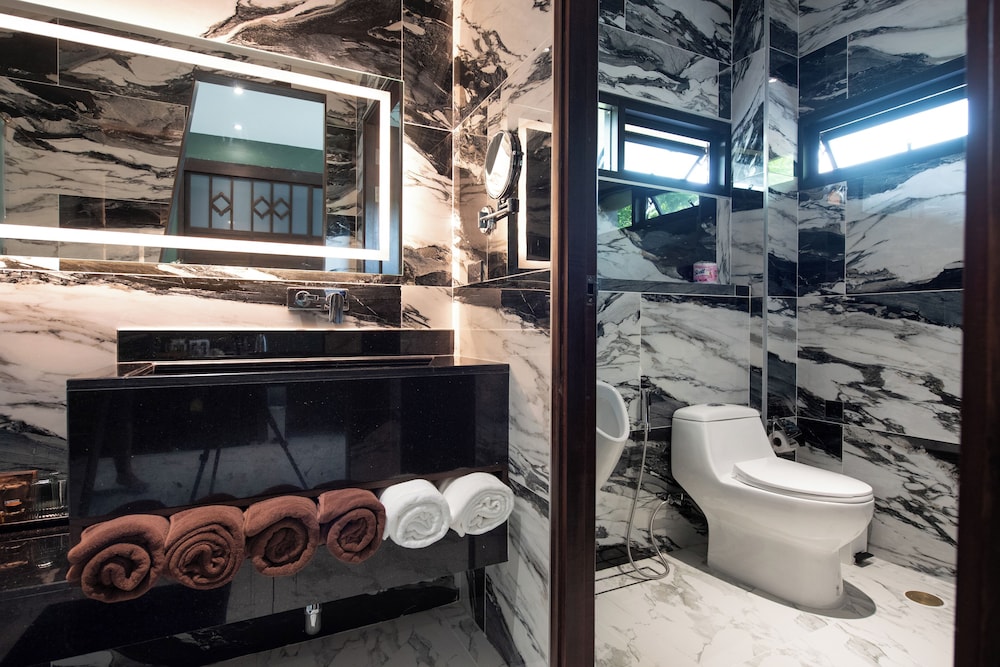 Grand, Wooden, Style, Suite, King and Twin Beds، Ao Cho Grandview Hideaway Resort 6/6