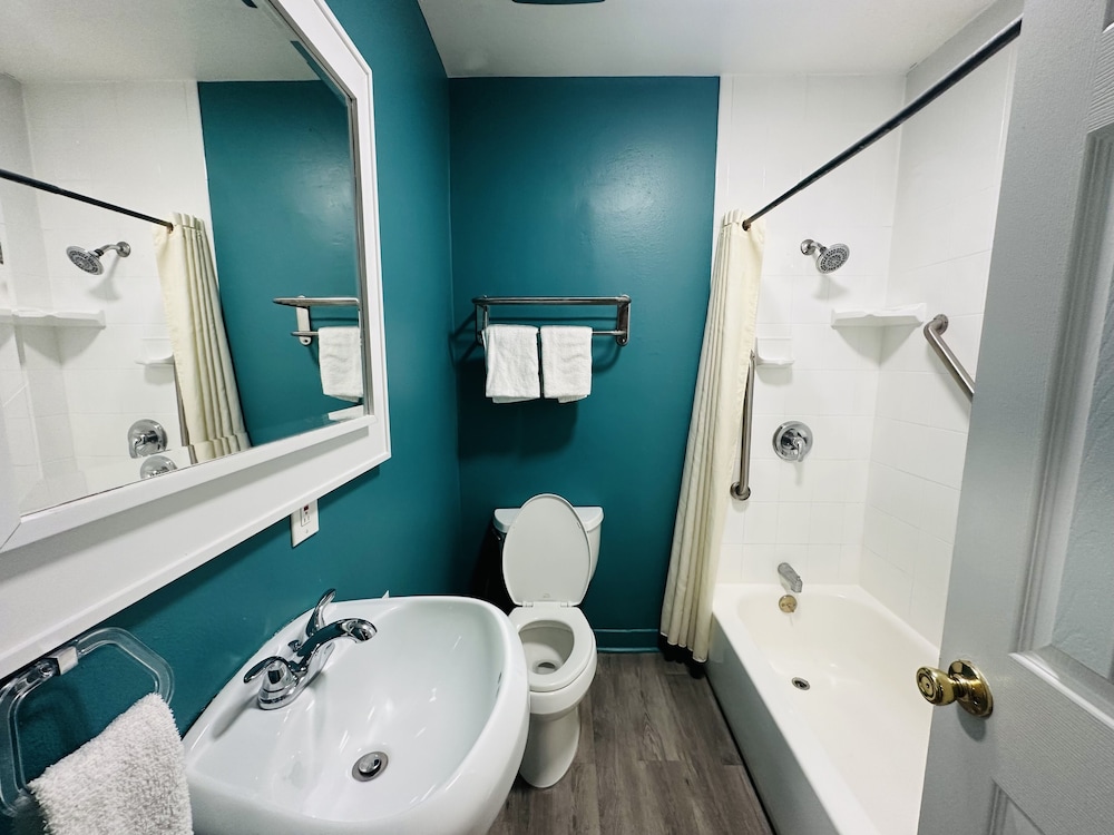 Casa Blanca Inn & Suites 64/67