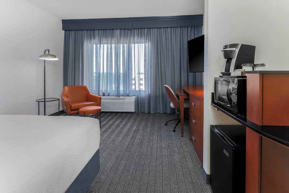 غرفة بسرير كينج لذوي الإعاقة، Courtyard Austin Airport 3/4