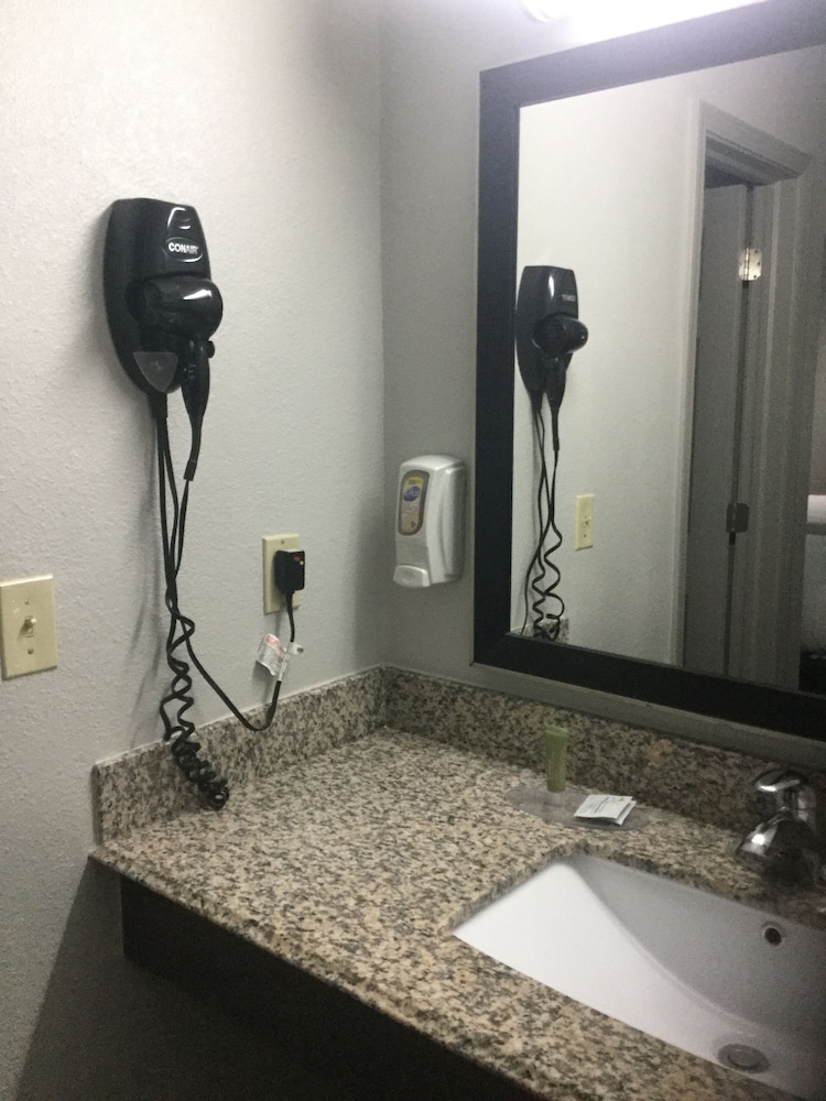Muskogee Inn And Suites 19/30