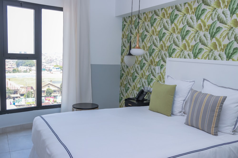 Luxury, Single, Queen Bed