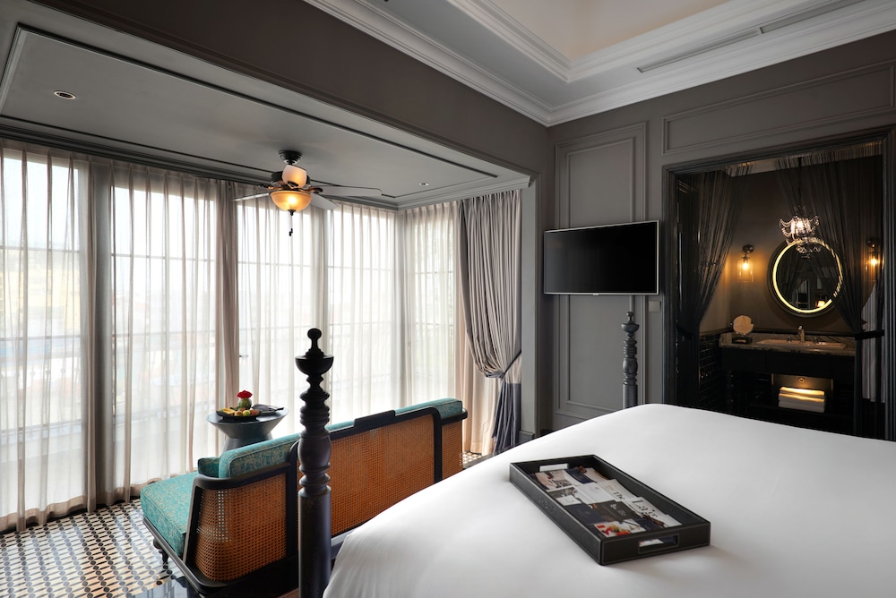 EXCLUSIVE, SUITE