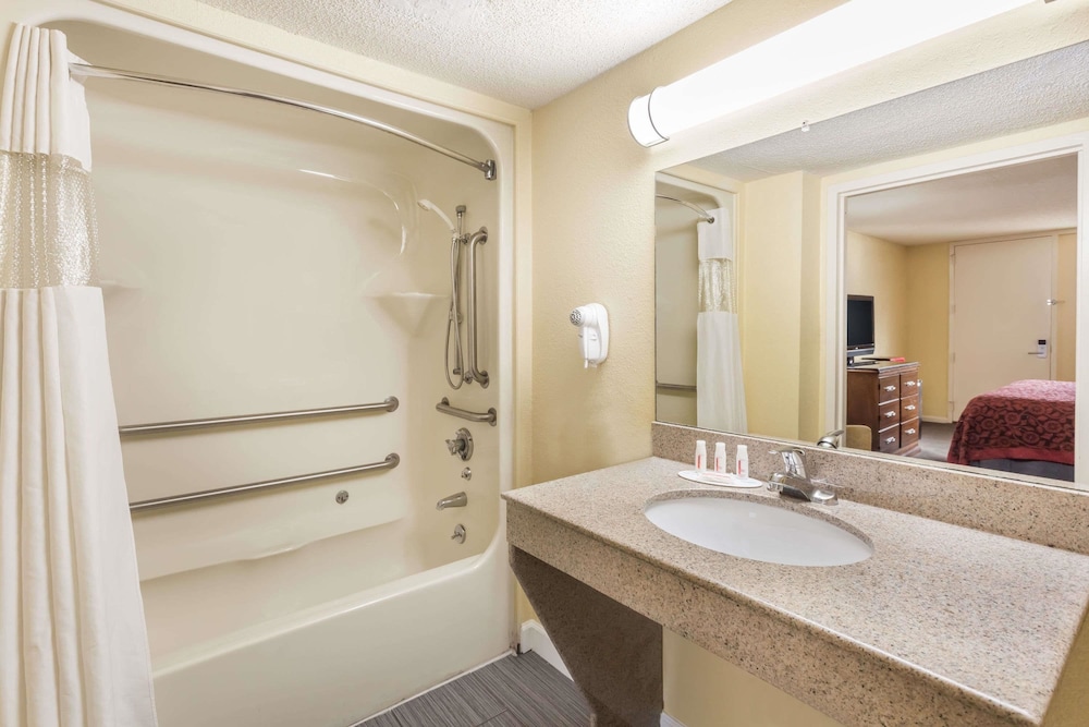 Days Inn By Wyndham College Park Airport Best Road 52/55