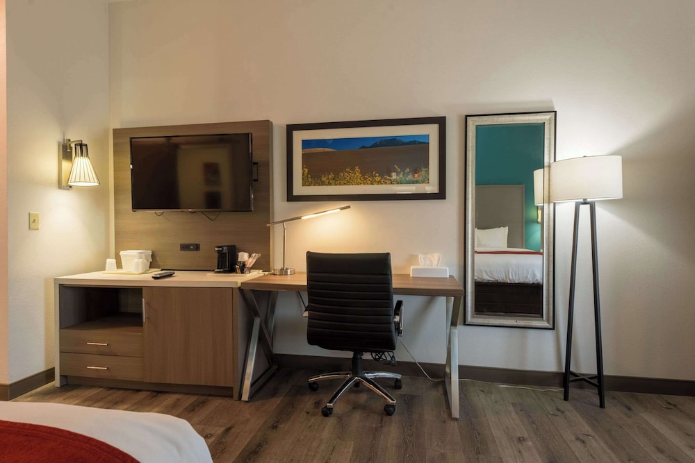 Comfort Inn Suites 62/75