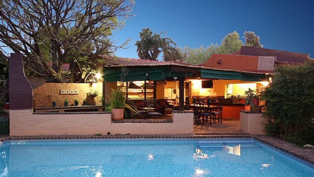 Uxolo Guest House 1/13