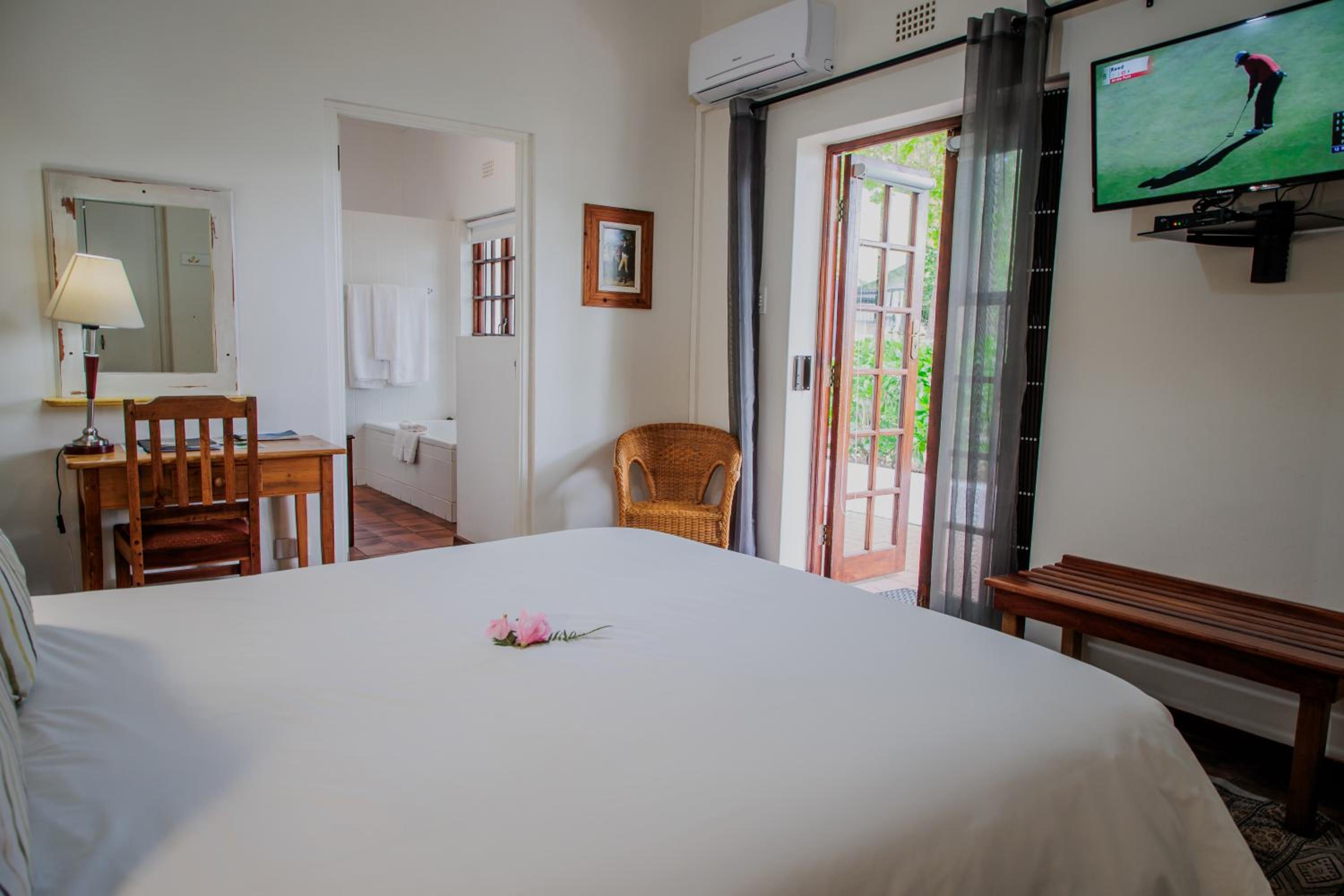 Budget, Queen Bed, Street View 2/3