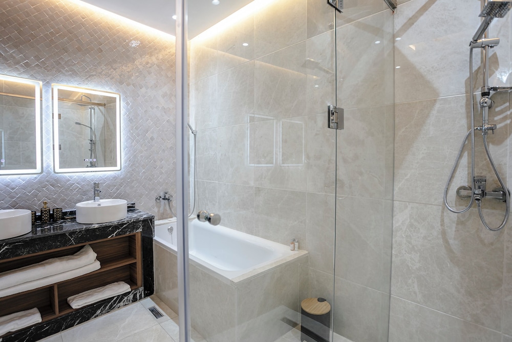 Riad El Noujoum 50/50