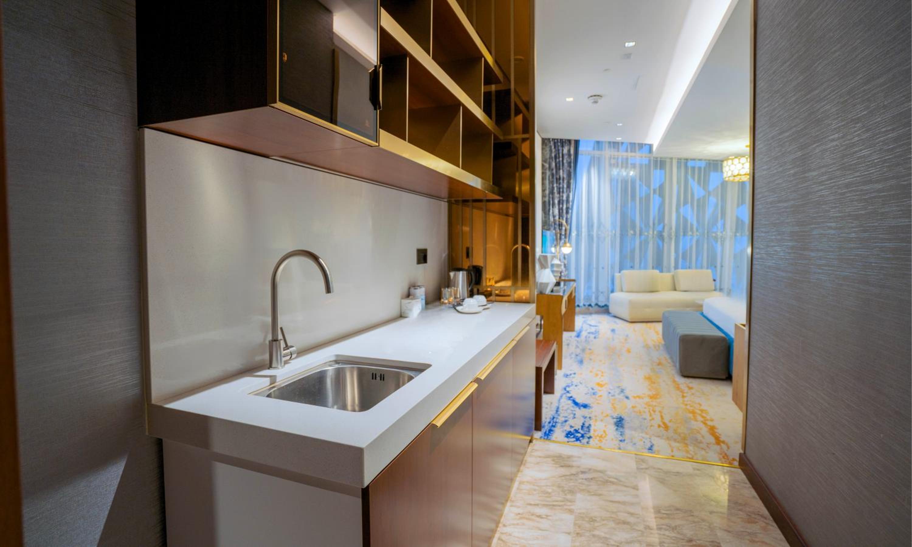 Premium, King Bed, Water View, Kitchenette، Velero Doha 4/10