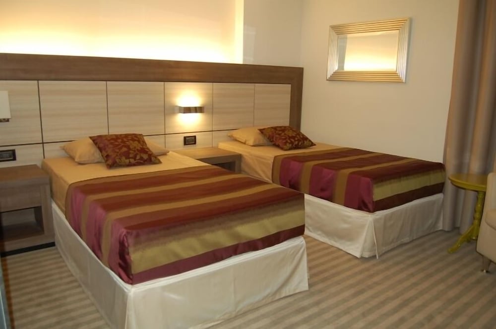 ROOM, DOUBLE OR TWIN BED