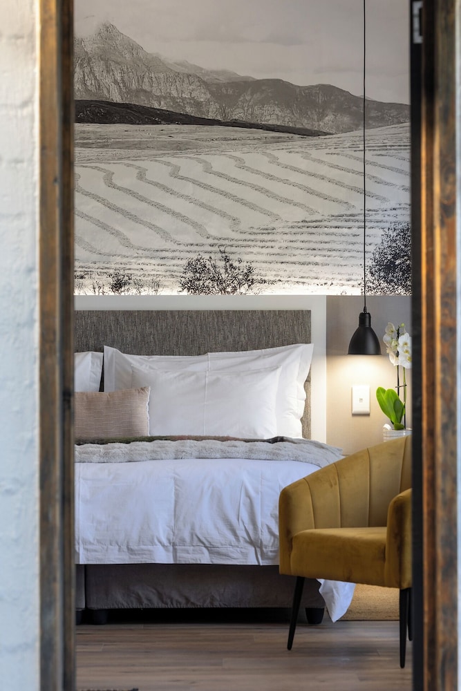 STUDIO, KING BED