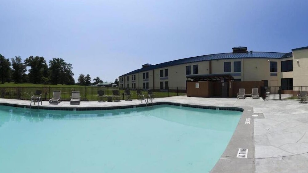 Days Inn & Suites by Wyndham Tahlequah 1/13