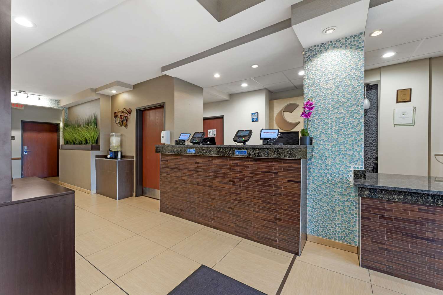 Comfort Suites Monaca, PA 8/37