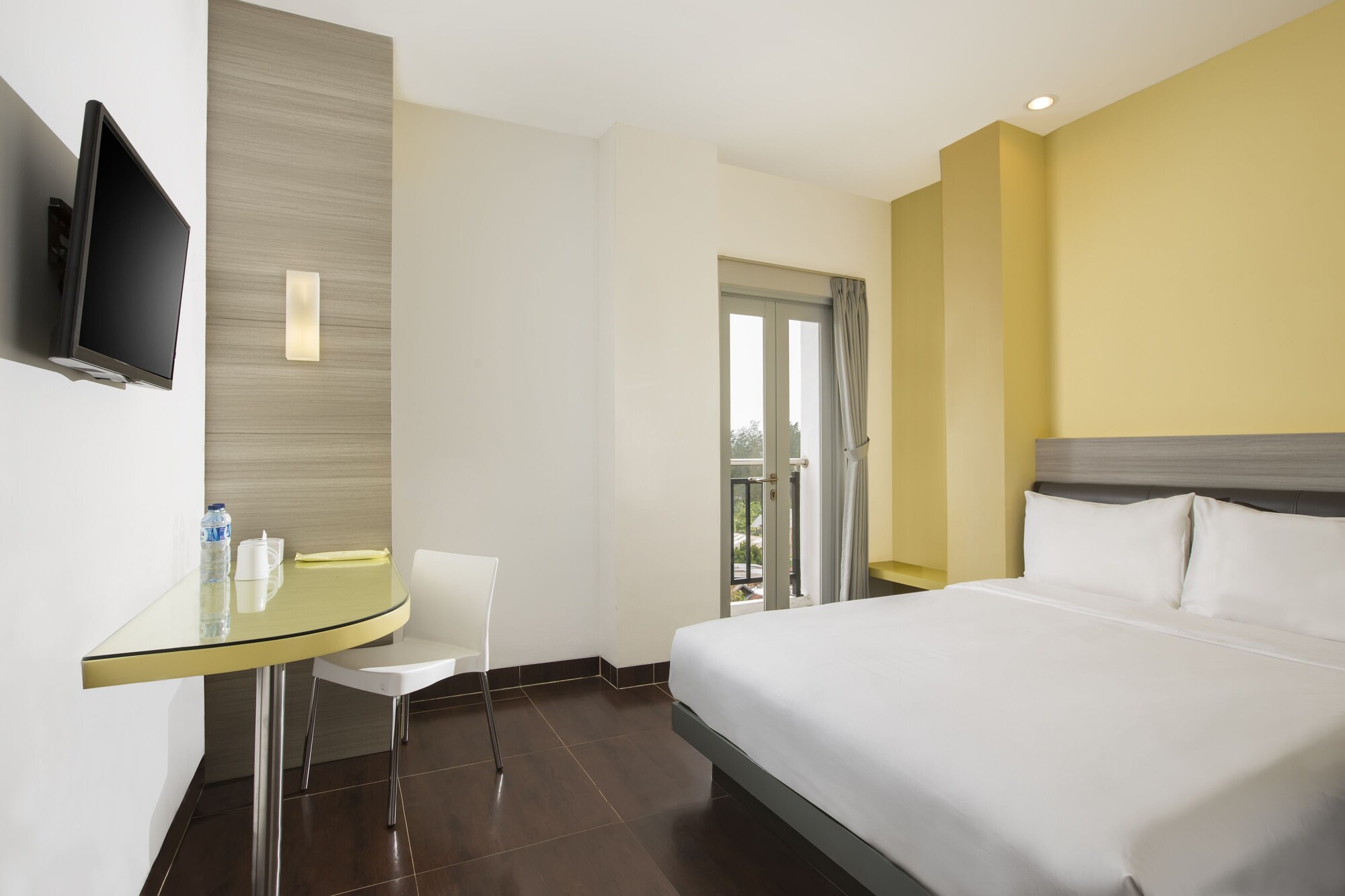 Smart, Queen Bed