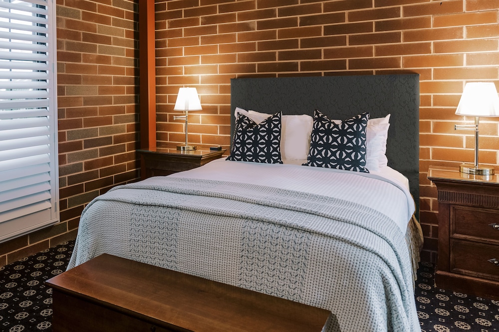 STANDARD, QUEEN BED