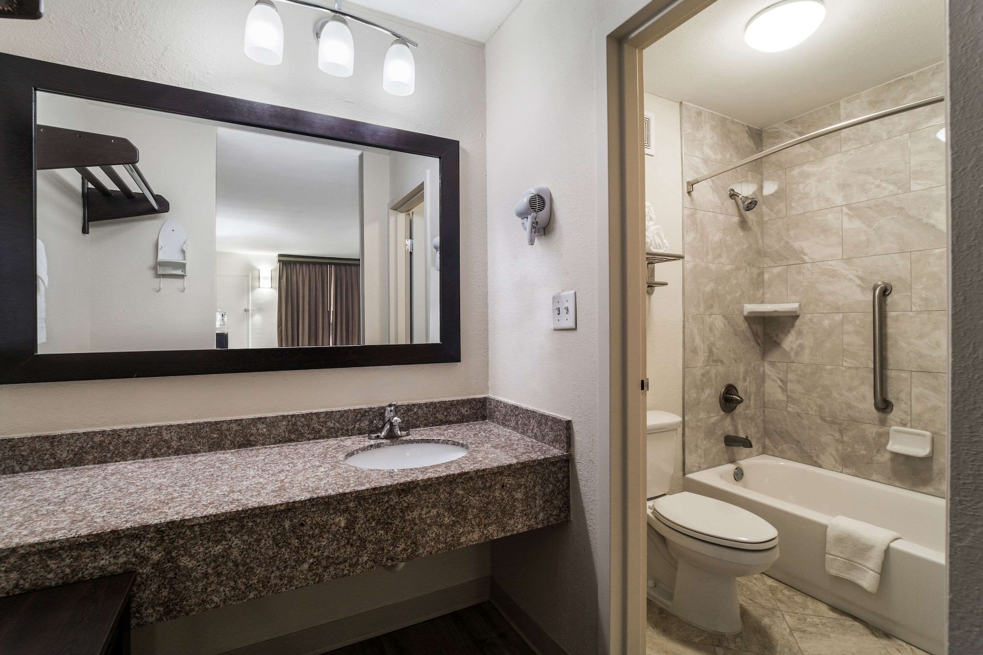 غرفة قياسية بسريرين مزدوجين، Quality Inn Coliseum 5/7