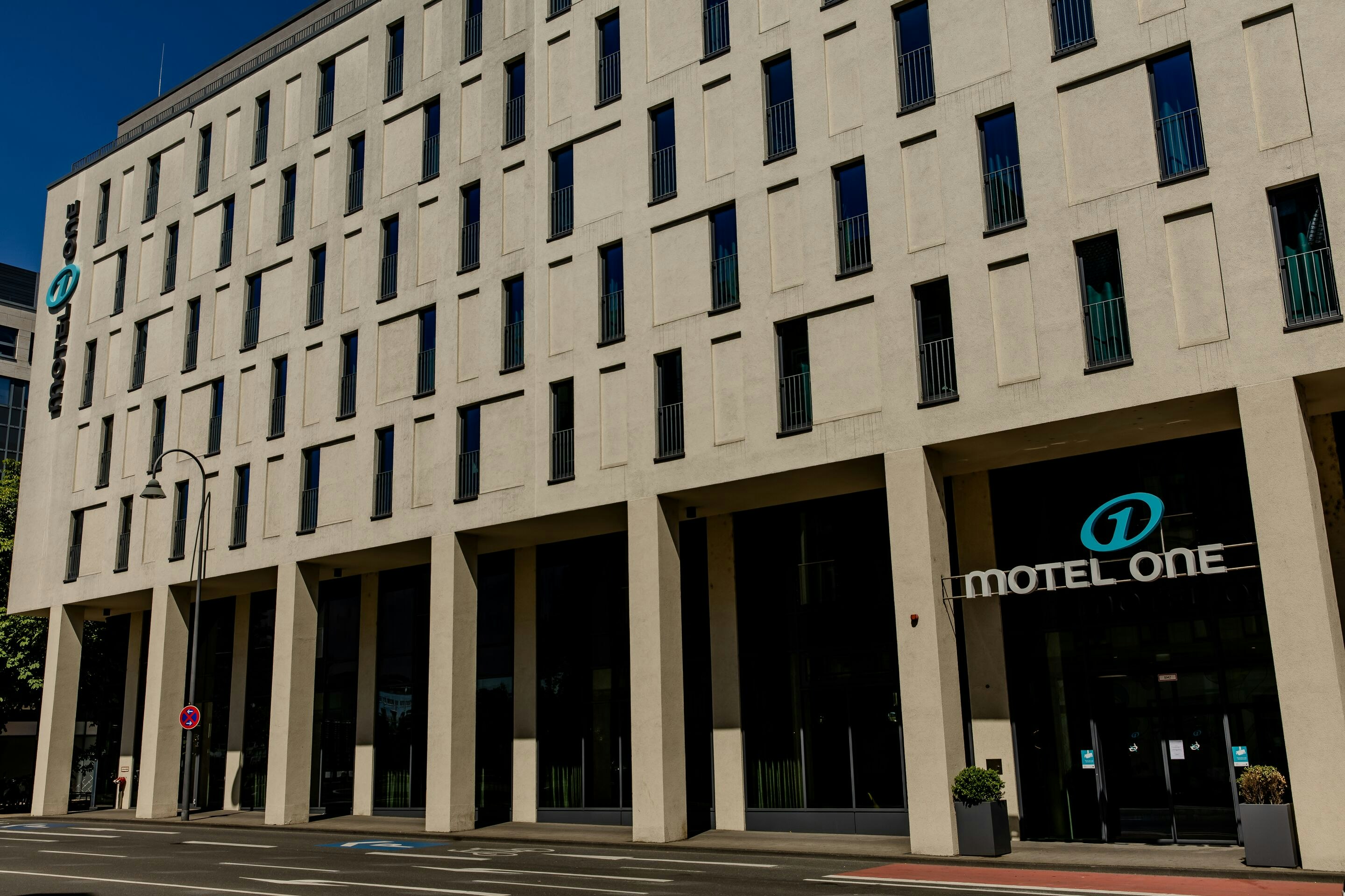 Hotel Motel One Koln-Mediapark 1/23