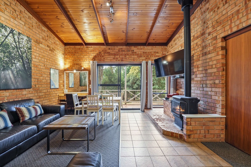 FOREST LODGE RESORT 25/50