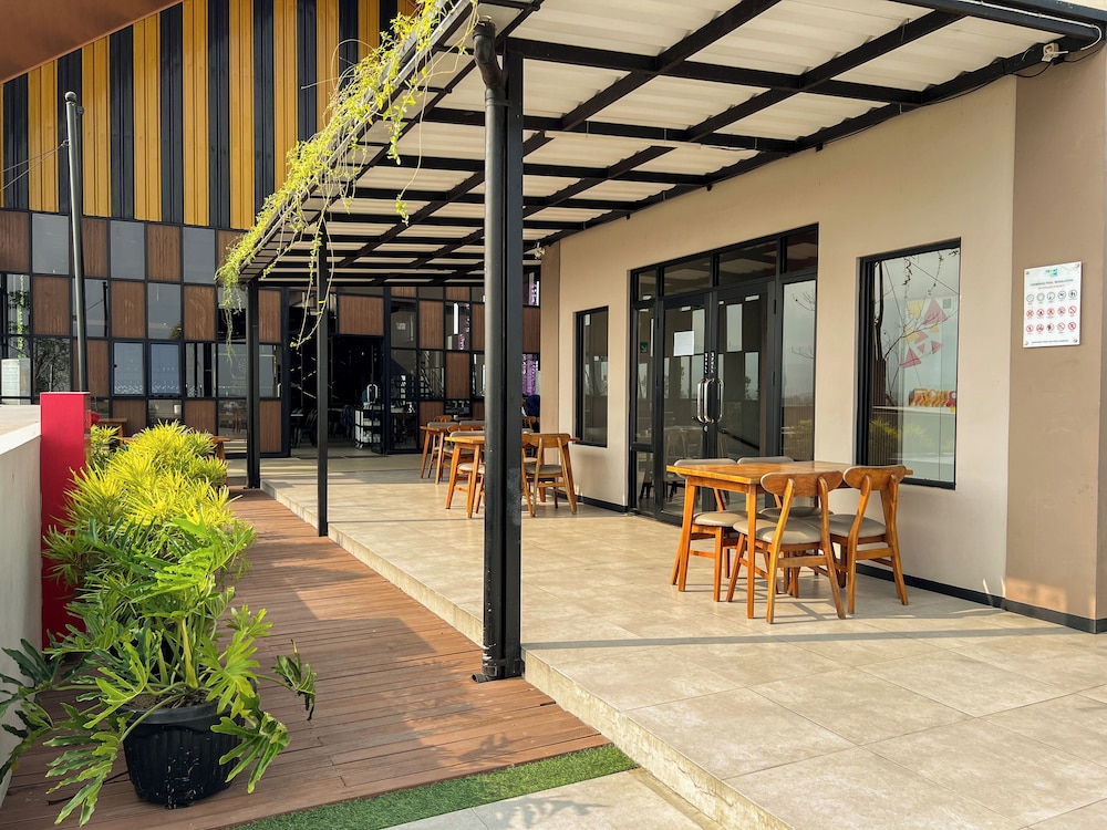 Front One Hotel Gombong 39/48