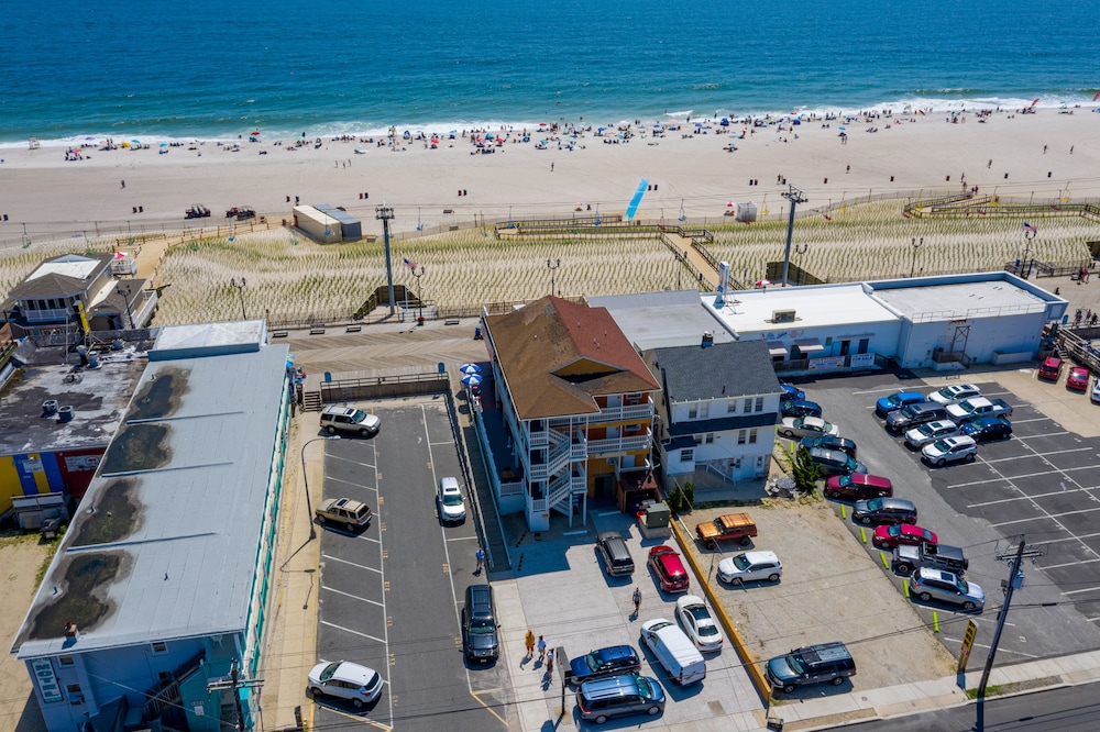 Boardwalk Hotel Charlee Beach House Rentals 43/50