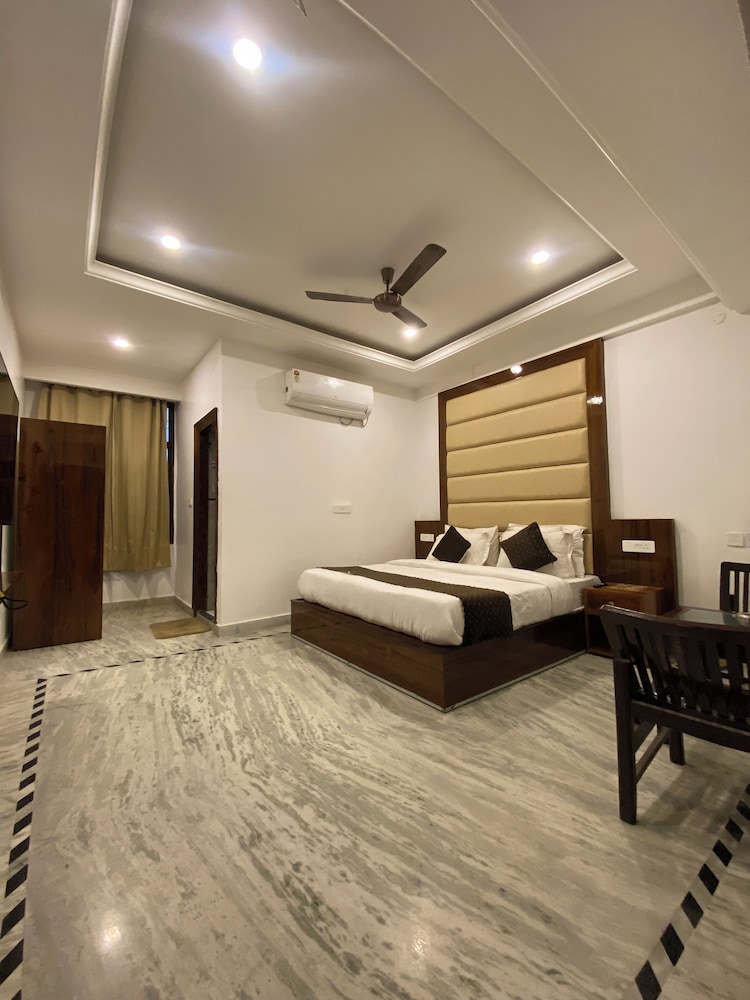 Oyo 12206 Hotel The Black Gold 30/50