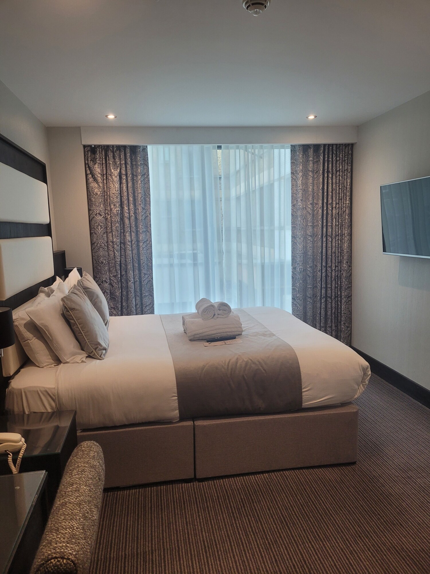 CITY, DOUBLE BED