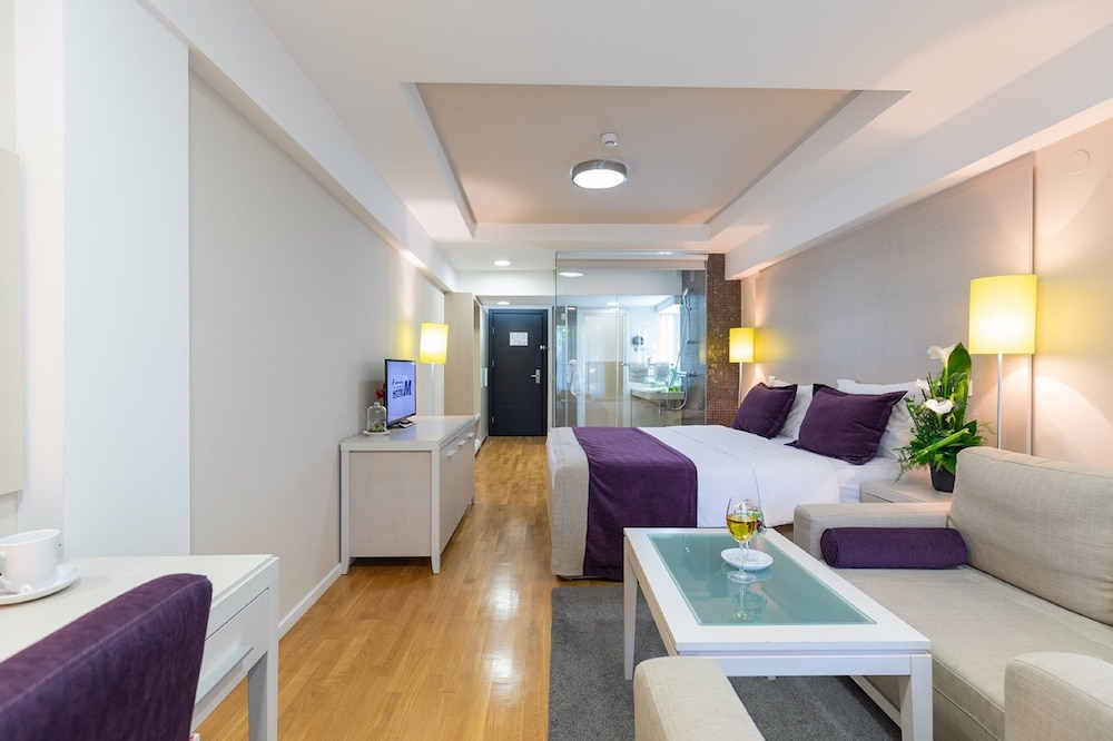 HOTEL M 12/39