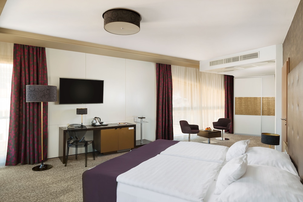 Corso Hotel Pecs 8/29