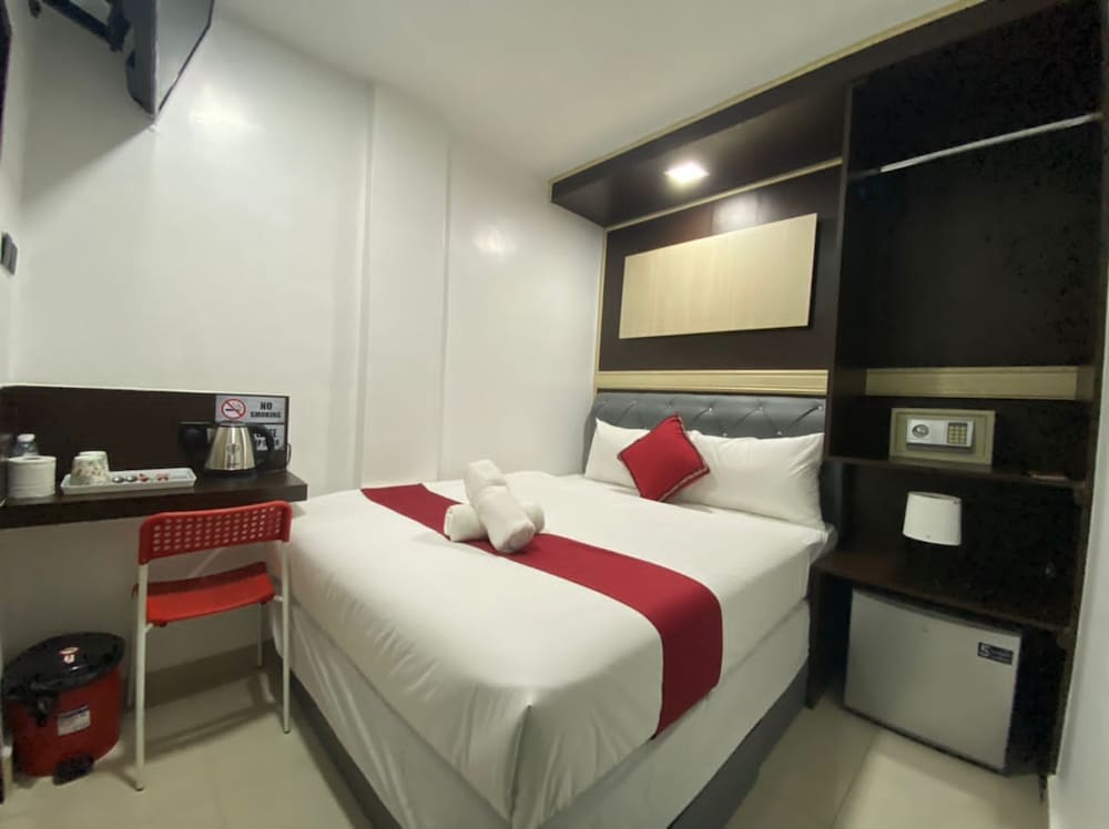 غرفة قياسية بسرير كوين، Red Velvet Inn Hotel 3/9